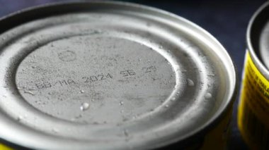 Beyaz arkaplandaki yemek kutusunun son kullanma tarihi 