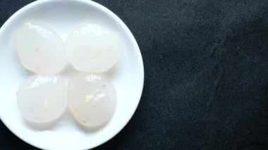 Masadaki bir tabakta toddy avuç içi 