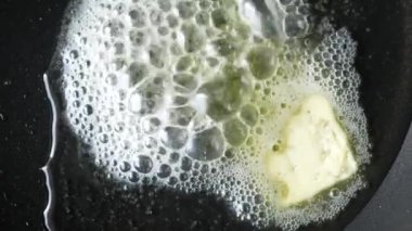 Taze tereyağını tencereye koy. ,