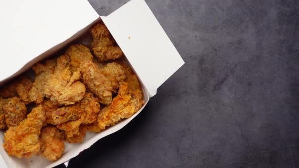 Crispy Fried Chicken Wings Paper Packet Black — Αρχείο Βίντεο