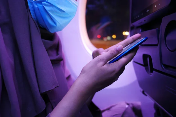 Women Face Mask Using Smart Phone Sitting Airplane Seats Cabin — Foto de Stock