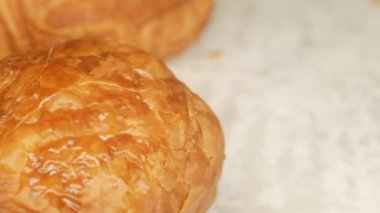 Yeni pişmiş kruvasan ve fotokopi alanı. Yüksek kalite fotoğraf