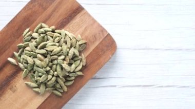  Kakule 'nin beyaz masadaki doğrama tahtasının üst görüntüsü. ,