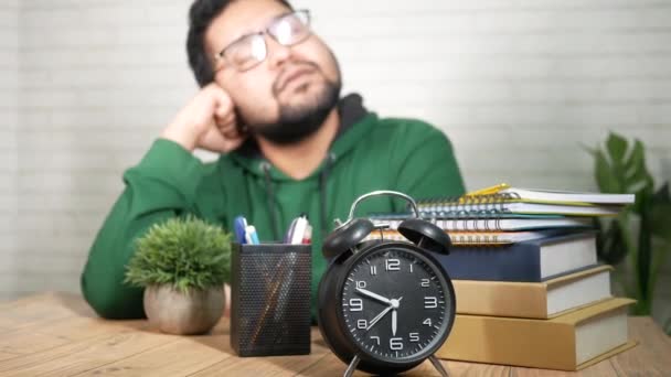 Perezoso Joven Estudiante Durmiendo Mesa — Vídeos de Stock