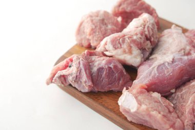 Doğrama tahtasındaki çiğ eti kapat. .