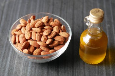 Kavanozda badem fıstığı ve masada kavanozda yağ. ,