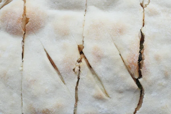 Masadaki pizzanın detaylı görüntüsü.,