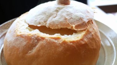 Yuvarlak bir ekmeğin içindeki çorba. ,