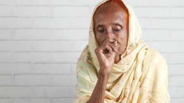  Yaşlı kadınlar öksürüyor ve hapşırıyor. .