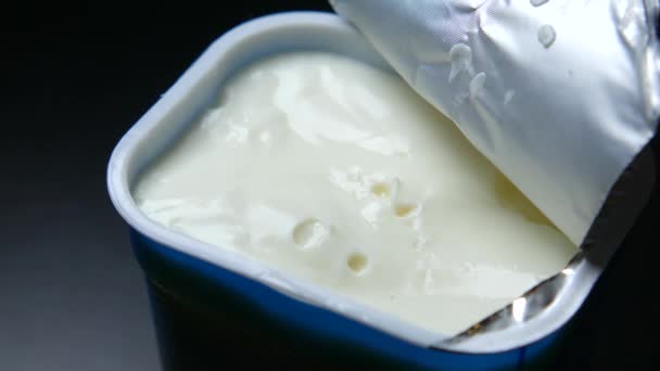 Frischer Joghurt Einer Schüssel Auf Dem Tisch — Stockvideo