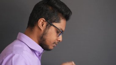 Kameraya bakan koruyucu maskeli adama yaklaş..