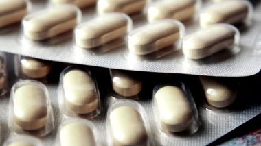 Masadaki su toplayıcı hapları kapat. .