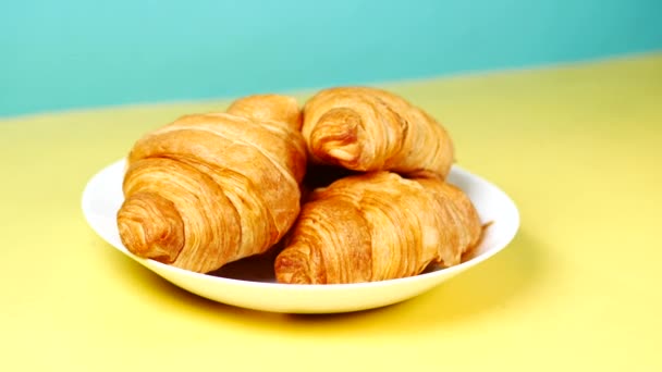 Friss Sült Croissant Tányéron Fénymásoló Hellyel Kiváló Minőségű Fénykép — Stock videók