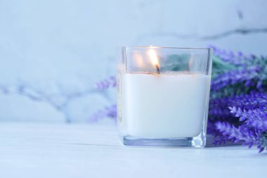 Siyah arkaplanda rahatlamak için kokulu mumlar yakılıyor .