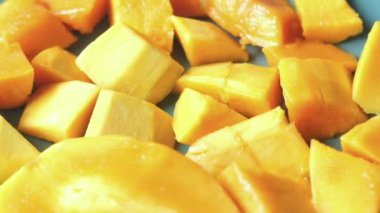  Sarı olgun kesim mango bir kase içinde tepeden aşağı.