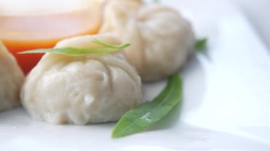 Tavuklu momo hamur köftesini tabağa koy. .