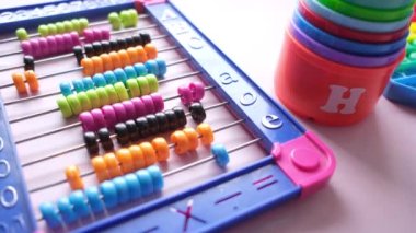  Masadaki matematik öğrenme oyuncağını saymak .