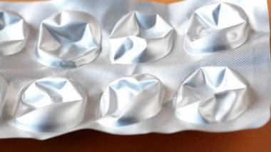 Masadaki su toplayıcı hapları kapat. .