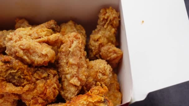 Crispy Fried Chicken Wings Take Away Paper Packet Table — Stok video