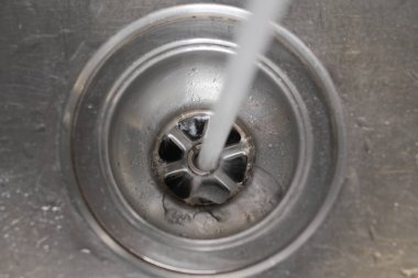 Akan su closeup ile musluk