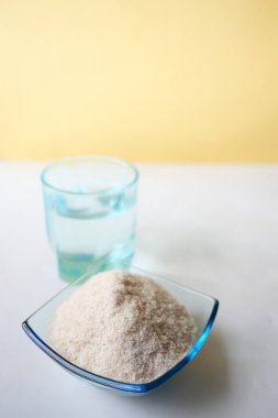  Psilyum tohumları masanın üzerinde cam bir kabın içinde .