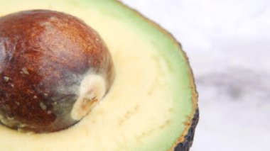  Tahta masada bir parça avokado. .