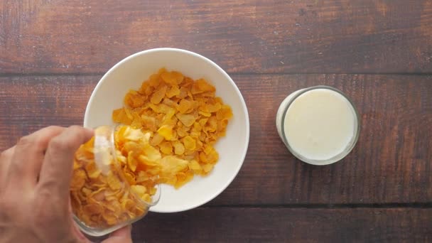 Vista Superior Flocos Milho Cai Uma Tigela Mesa — Vídeo de Stock