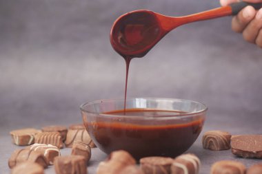 Beyaz kasede koyu çikolata kreması. .