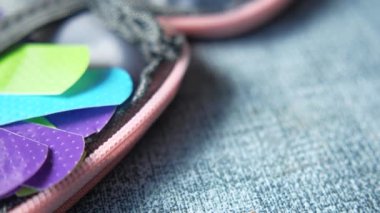 Beyaz arkaplanda renkli yapıştırıcı bandaj .