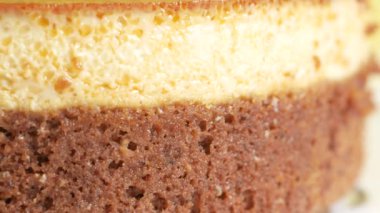  Masadaki tabakta karamel kremalı puding. ,