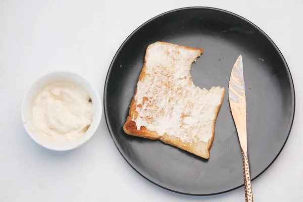 Masadaki Konteynırda Peynir Kremi — Stok fotoğraf