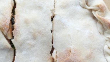 Masadaki pizzanın detaylı görüntüsü.,