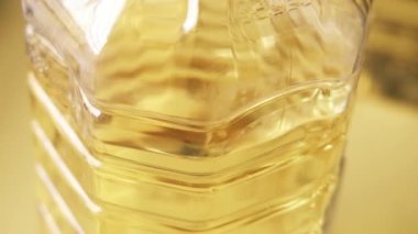 Masada sarı ayçiçeği yağı şişesi .