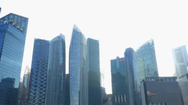  Singapur modern şehir binalarının düşük açılı görüntüsü..