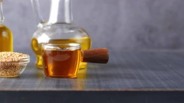 Kokain yağı ve tohumları masanın üzerinde bir kabın içinde .