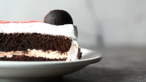 テーブルの上の皿の上にチョコレートとクリームケーキ — ストック動画