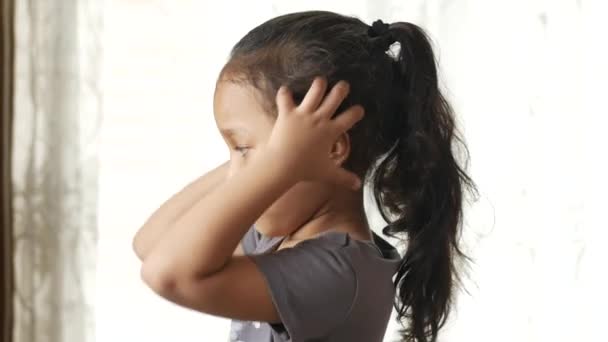 Side View Child Girl Scratching Head Indoor — Stock video