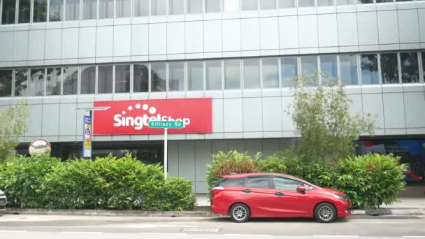 Singapore June 2022 Street View Singtel Company Logo — Vídeo de stock