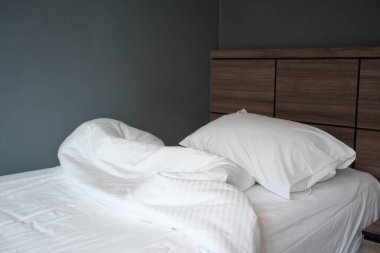 Sabahın köründe dağınık yatak, uyandıktan sonra dağınık yatak. .