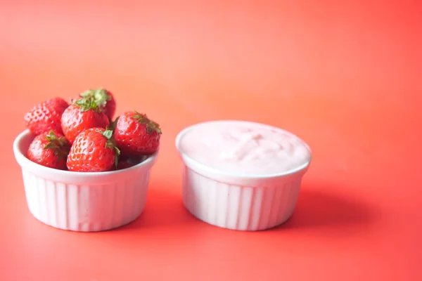 Joghurt Und Erdbeere Einer Schüssel Auf Weiß — Stockfoto