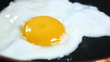 Tavada yumurta var. Yakın plan.