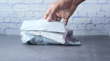  Adamlar teslimat paketini yakın tutuyorlar. .