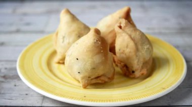 Tabaktaki Hint yemeğinin detaylı çekimi. .