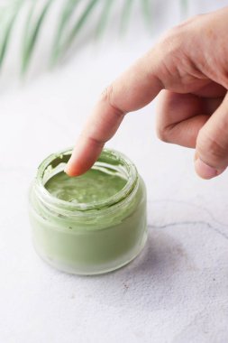 Beyaz arkaplandaki kabın içindeki baloncuk maskesi .