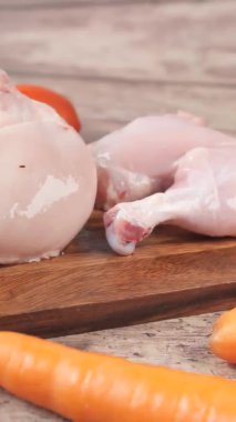  Doğrama tahtasındaki çiğ tavuk göğsü .