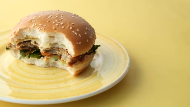 Félig Megevett Marhahús Burger Asztalon Közelről — Stock videók