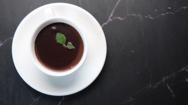 Beyaz kasede koyu çikolata kreması. .
