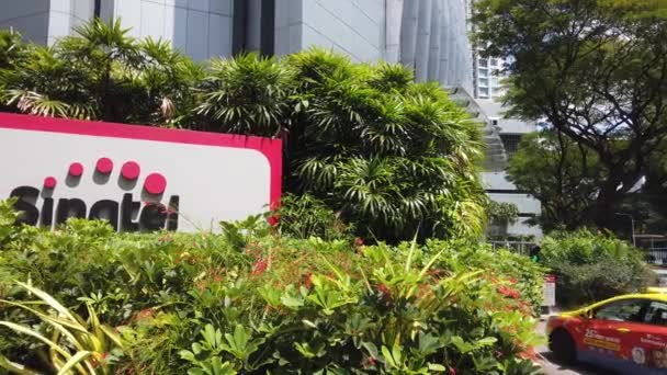 Singapore June 2022 Street View Singtel Company Logo — Vídeo de stock