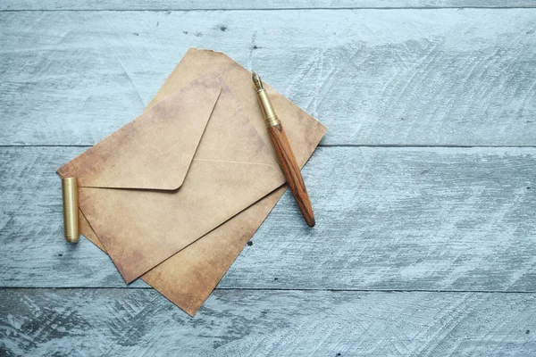 Enveloppe Papier Vide Stylo Plume Sur Table — Photo