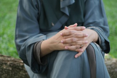 Düşünceli genç bir kadın. ,